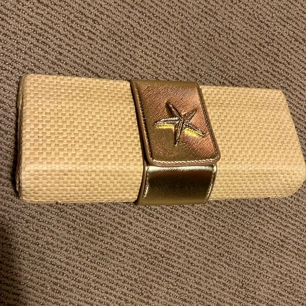Straw clutch, brand new.